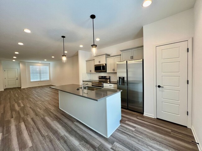 Building Photo - Beautiful 3 bedroom townhome for rent in B...