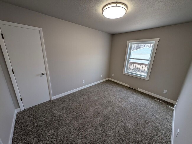 Building Photo - 2 Bedroom, 1 Bathroom house with garage an...
