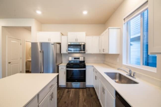 Building Photo - Beautiful newer construction 4 bed, 2.5 ba...