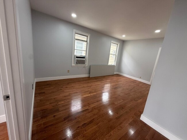 Building Photo - 162 W 32nd St