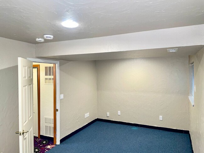 Building Photo - FANTASTIC 4 BEDROOM IN FAIRFAX
