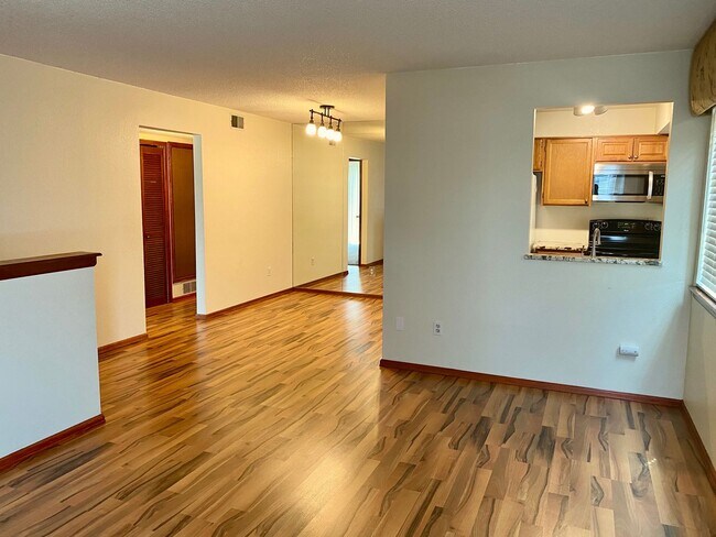 Building Photo - Evolve Real Estate: Beautiful Condo in Garrison Square Available June 3rd!