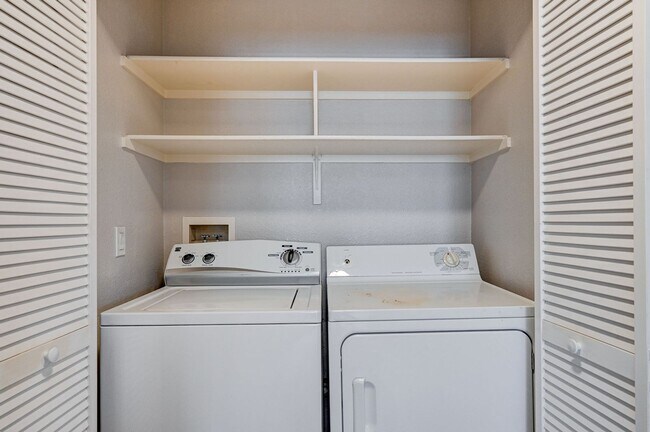 Building Photo - Spacious 2 Bedroom Condo in Gated Community!