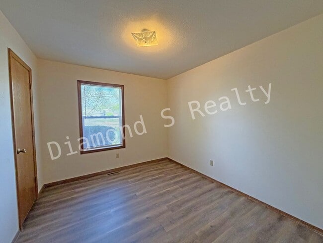 Building Photo - Cute and Clean 3-Bedroom Home Available in Southwest Spfd