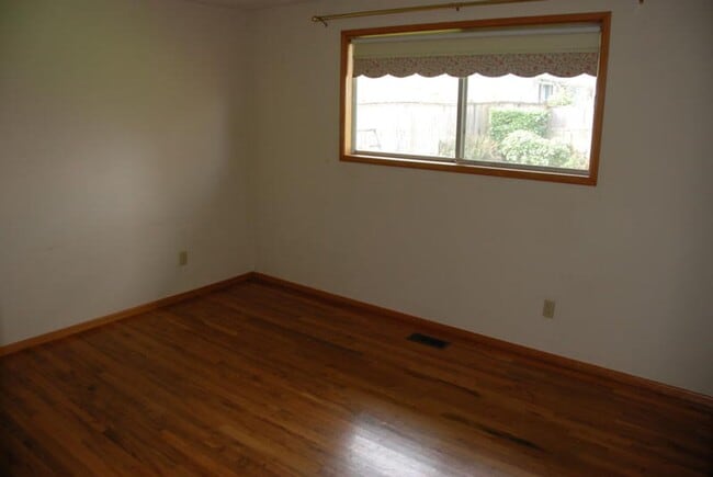 Building Photo - Fantastic Single Level 3Bedroom House Just...