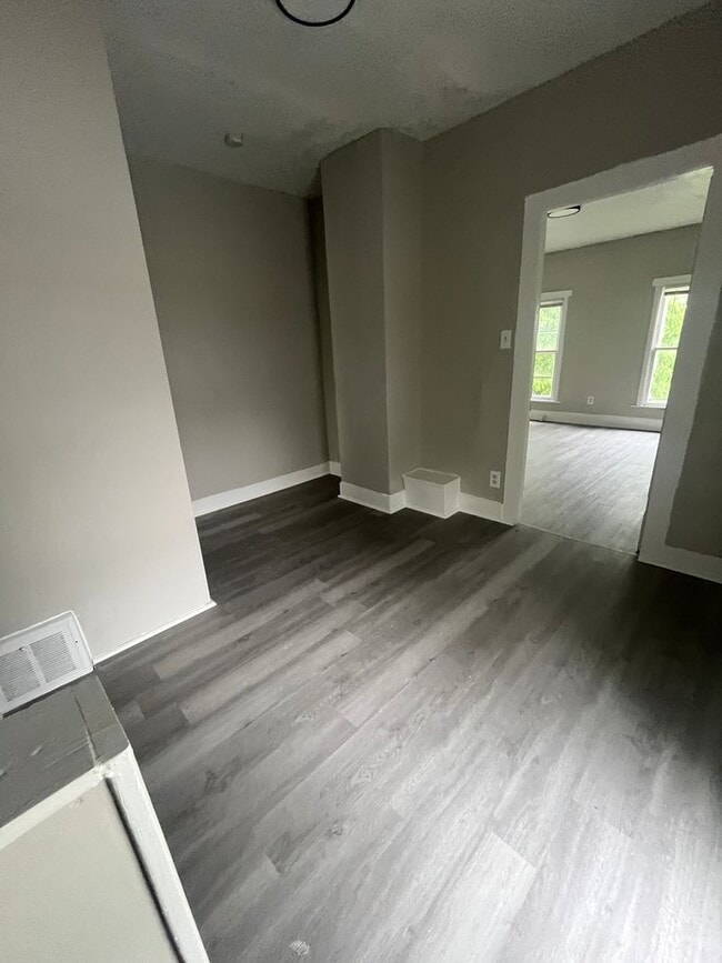 Building Photo - Section 8 Accepted! Spacious newly renovat...