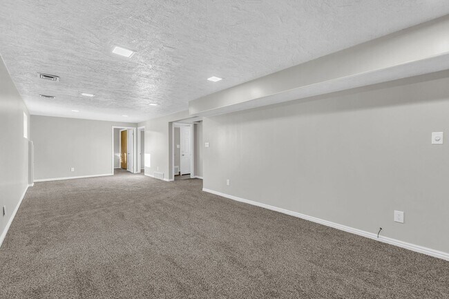 Building Photo - Spacious 5 Bed in Riverdale with Large Yard