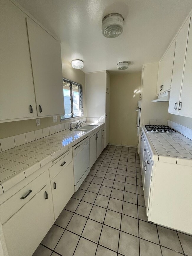 Building Photo - Great location in Camarillo - Las Posas Ga...