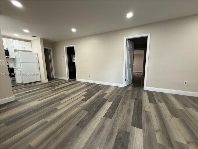 Building Photo - 3033 NW 43rd Ave