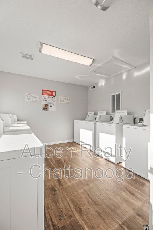 Building Photo - 207 Eveningside Dr