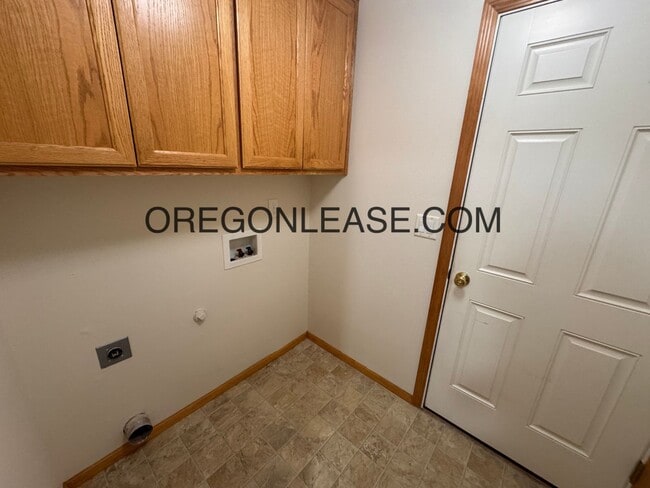 Building Photo - 3 bed 2 bath West Eugene Home