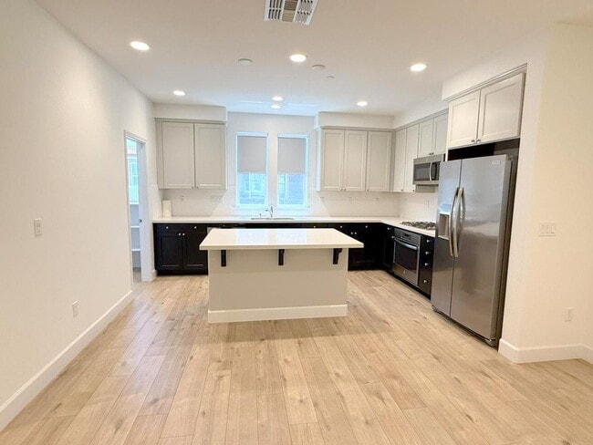 Building Photo - Modern & Luxurious Ryan Terrace Townhouse ...