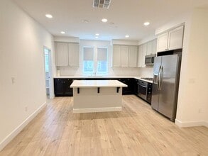 Building Photo - REDUCED ! Modern & Luxurious Ryan Terrace ...