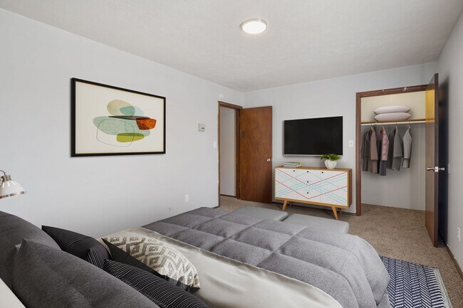Building Photo - 2213 E Memorial Dr