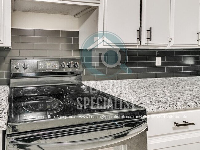 Building Photo - Adorable Norman 3 Bed 1.5 Bath House!