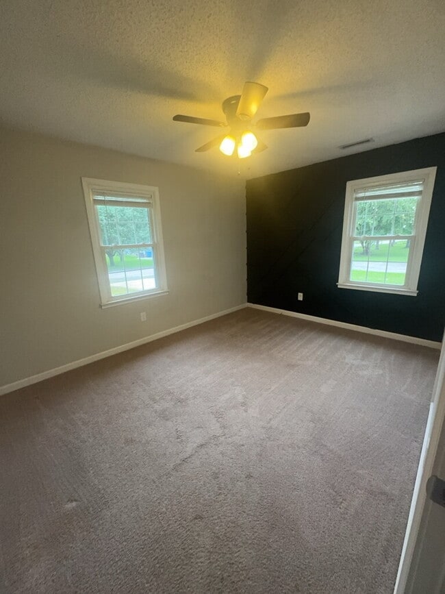 Building Photo - Charming 3 Bedroom, 2 Bath Home 710 Stonewall Avenue