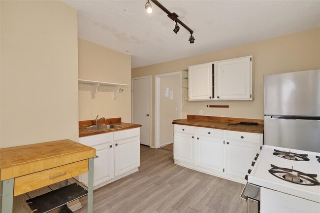 Building Photo - 53 Scottsville Rd