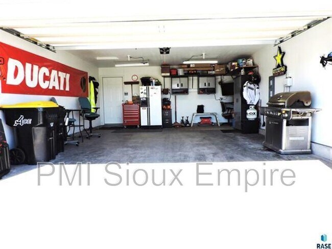 Building Photo - 9600 W Broek Dr