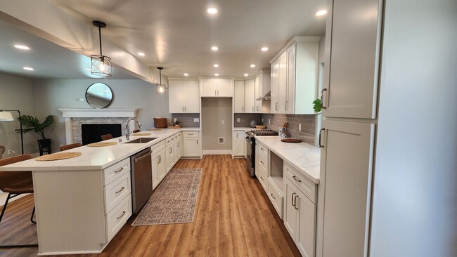 Building Photo - 7021 Wilshire Cir
