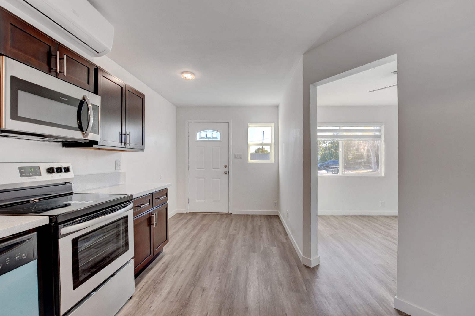 main entrance and kitchen dining area - 1774 Willow Trl