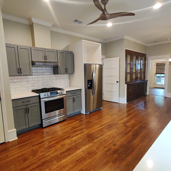 Building Photo - 921 E Waldburg St