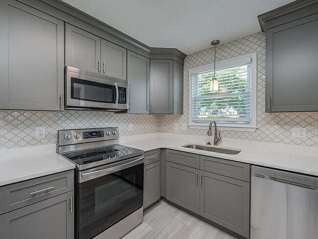 Primary Photo - 1985 Carloss Dr