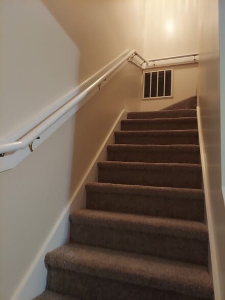 Stairs - 211 Pinegrove Ct