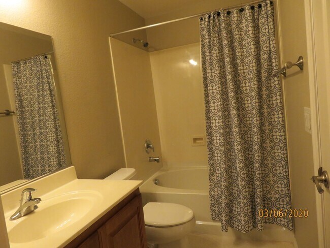 Building Photo - CLEAN AND READY TO MOVE IN