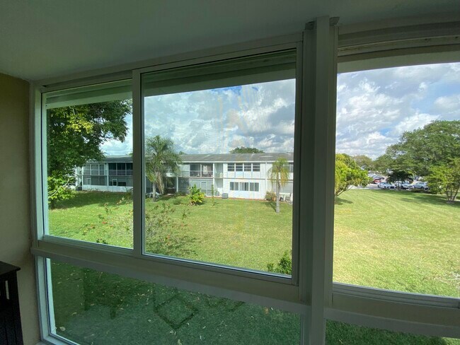 Building Photo - 72 Newport D