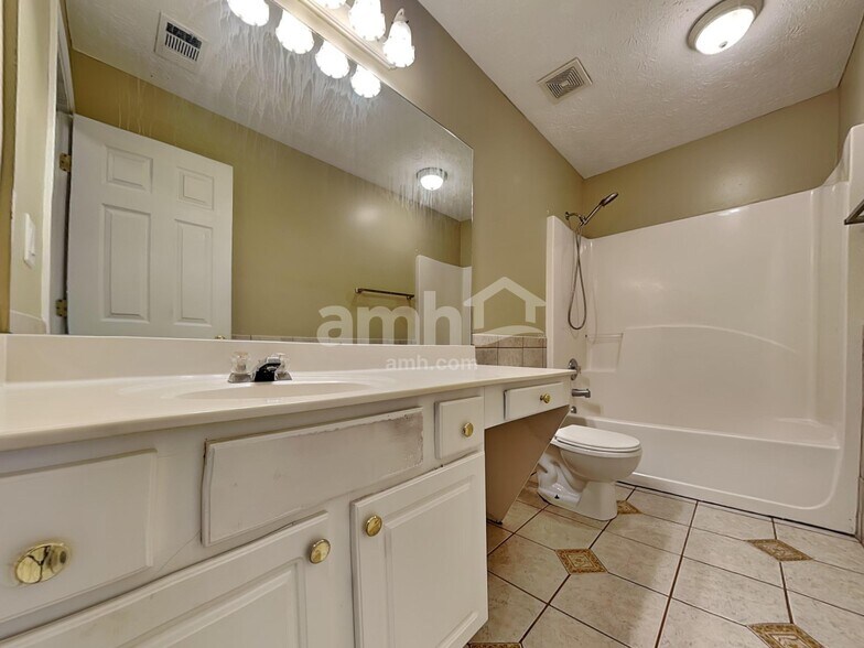 Building Photo - 875 Clairidge Ln