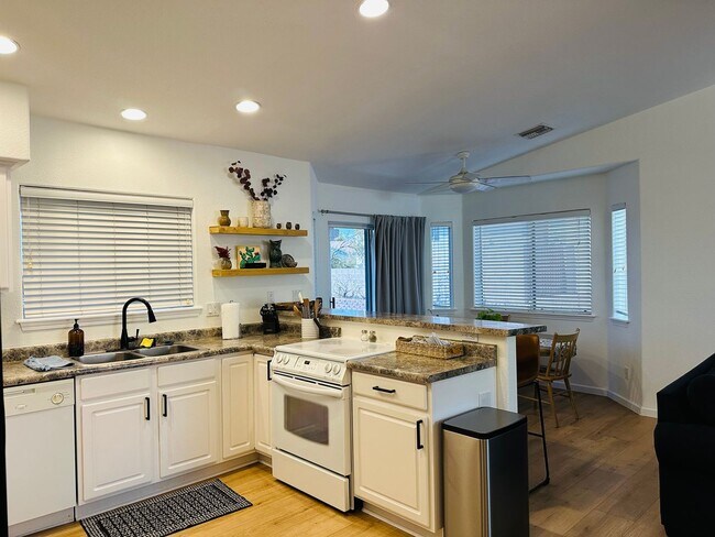 Building Photo - WINTER VACATION RENTAL Fully Furnished 3BD/2BA Bullhead City, AZ in Sunridge Estates