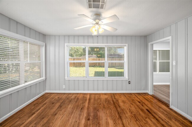 Building Photo - 8527 Greenbush St