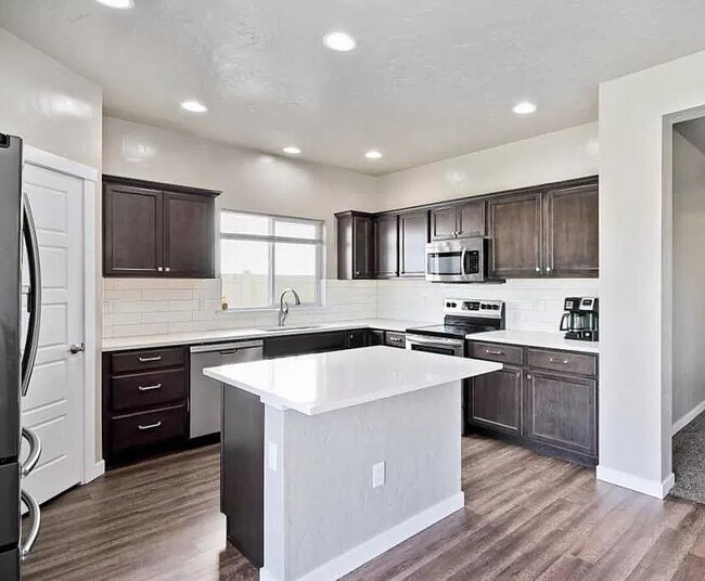 Building Photo - 147 S Baraya Way