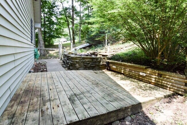 Building Photo - "Charming 2-Bedroom Retreat with Spacious 1200 Sq Ft Layout in Scenic Carthage!" Lake Front views...