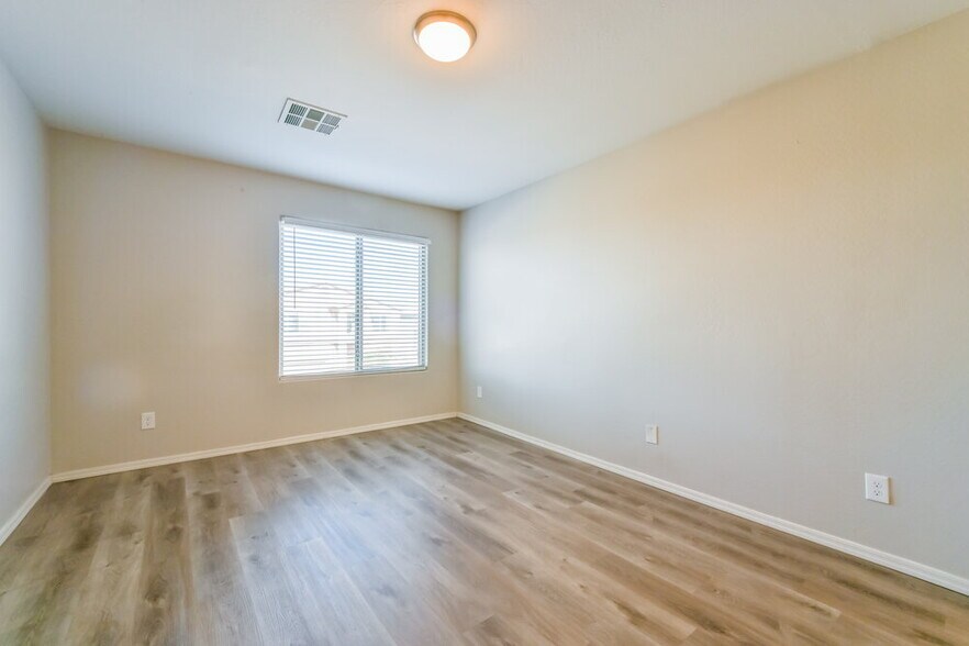 Building Photo - 28779 N Spur Dr