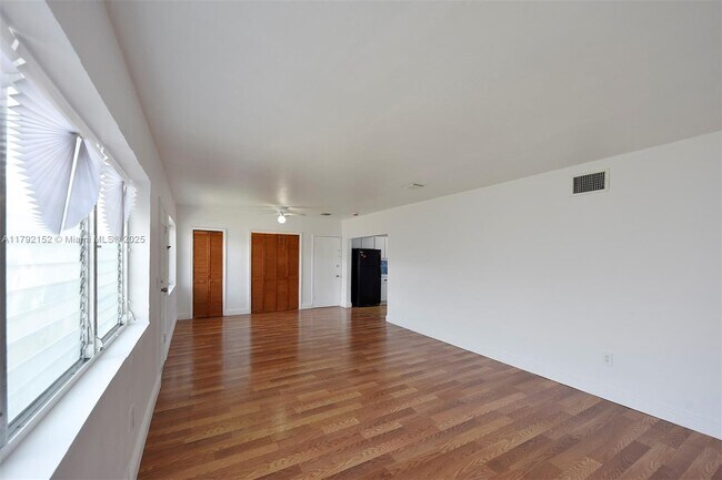 Building Photo - 2250 Bay Dr