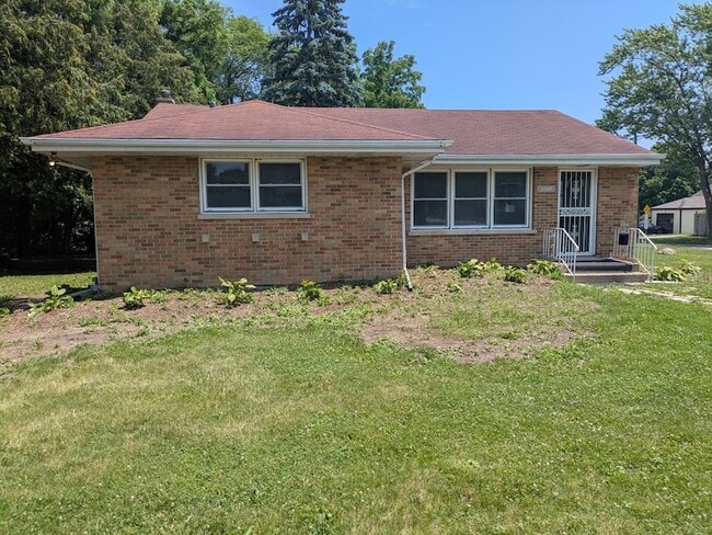 Primary Photo - 2049 Kemble Ave