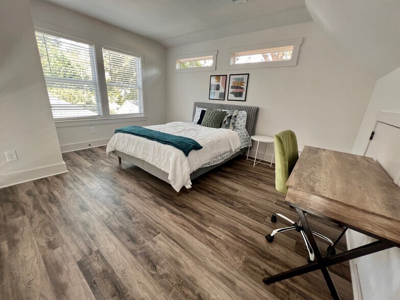 Loft Area can serve as bedroom or office - 496 Glenwood Plz SE