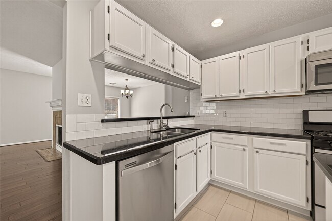 Building Photo - 27 Lush Meadow Pl