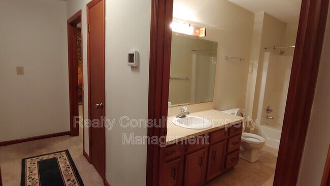 Building Photo - 302 Aspen Ct