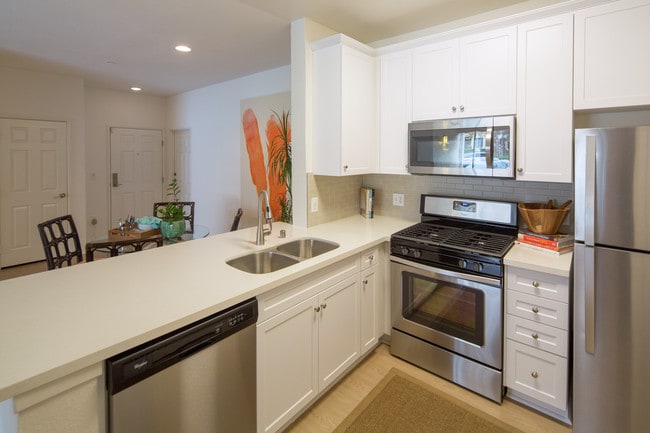 Building Photo - Las Flores Apartment Homes
