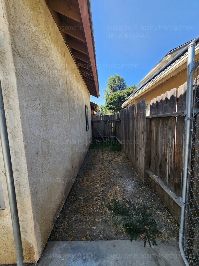 Building Photo - 3 bedroom/ 2.5 bathroom