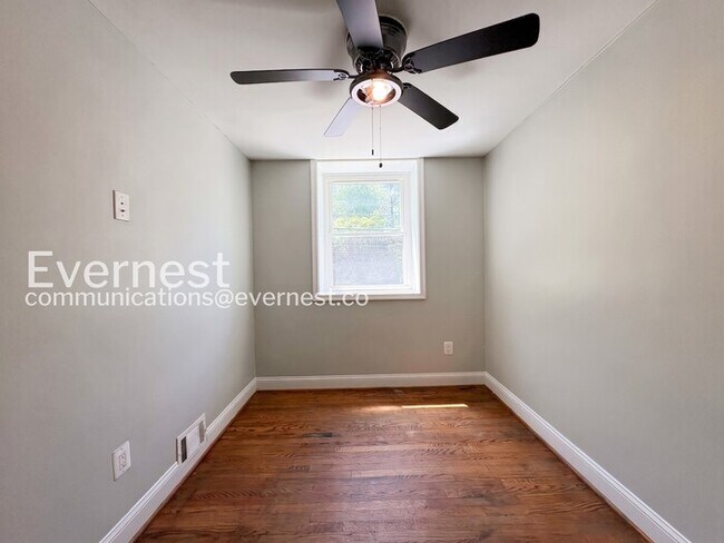 Building Photo - 3 Bed/1.5 Bath Townhome with Fenced Yard / Vouchers Accepted / Available Now!