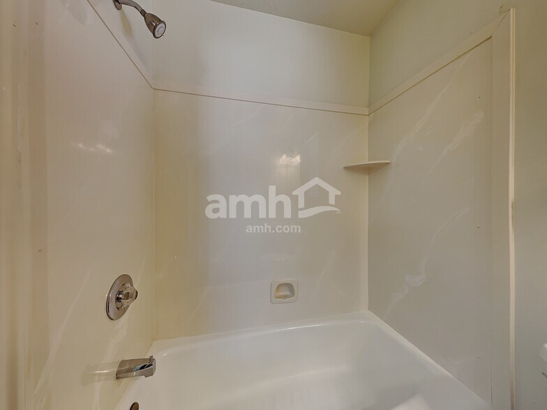 Building Photo - 1979 Airport Dr