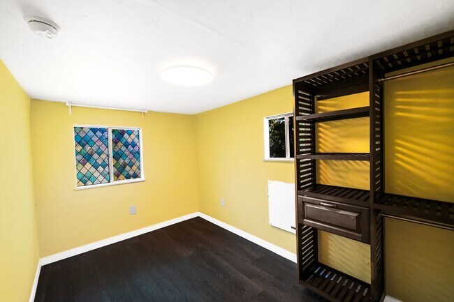 Building Photo - Charming Single-Family Home – Sunroom, Garage & Huge Private Yard