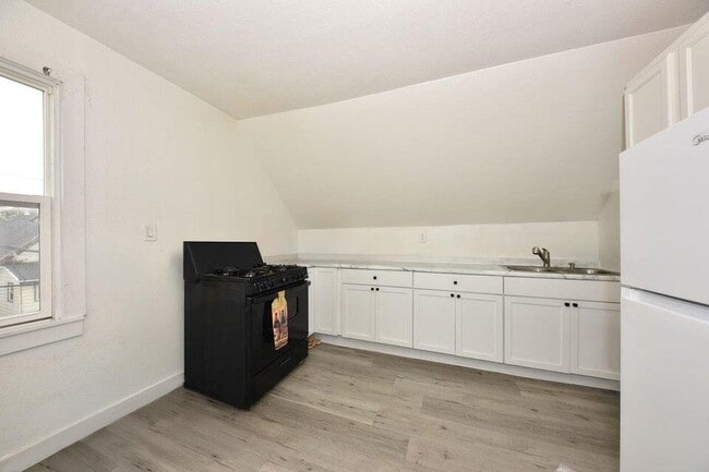 Building Photo - 2166 S 6th St