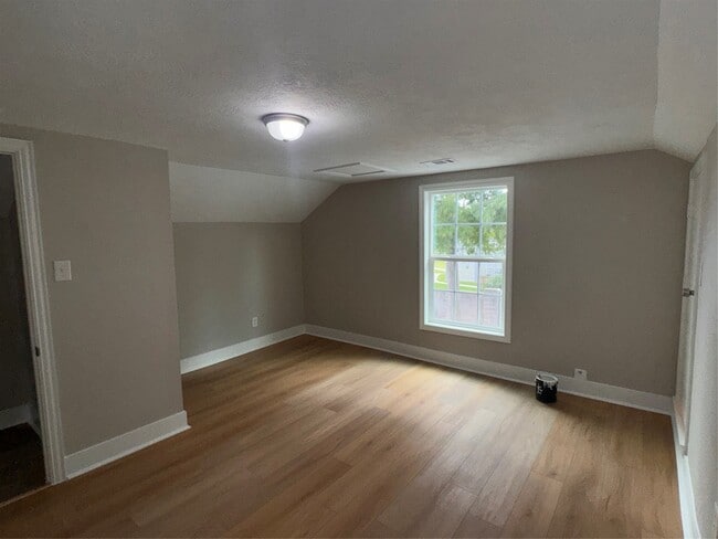 Building Photo - 906 Llano St
