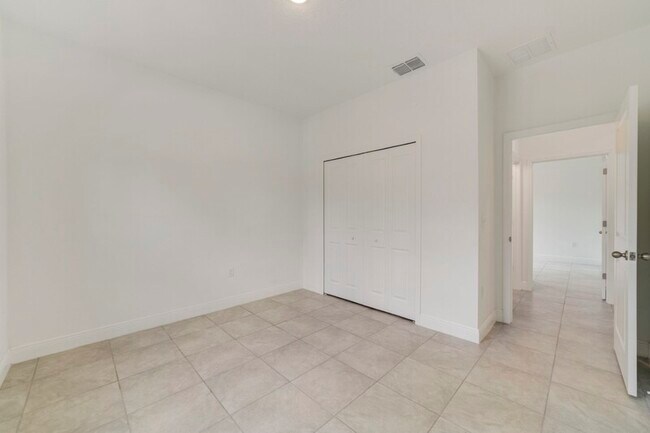 Building Photo - 7130 N Cricket Dr