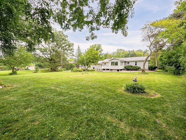 Building Photo - Your Private Retreat Just Minutes from Downtown South Lyon