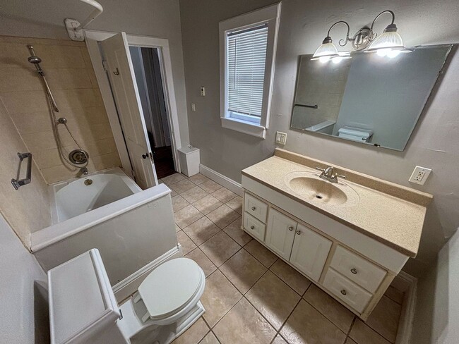 Building Photo - 2 Bedroom / 1 Bath Home off 15th and Martha with Off Street Parking!